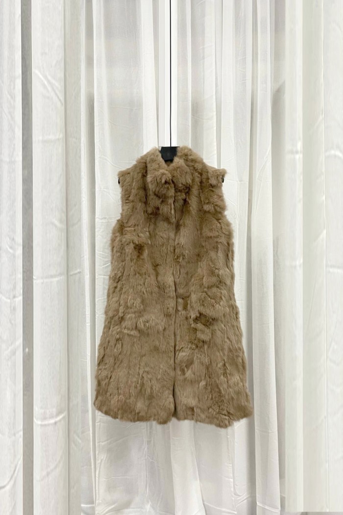 CHALECO LARGO DE PELO DE CONEJO CON CUELLO ALTO Y CIERRE OCULTO,COLOR CAMEL PC-LLL5799-03