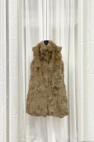 CHALECO LARGO DE PELO DE CONEJO CON CUELLO ALTO Y CIERRE OCULTO,COLOR CAMEL PC-LLL5799-03