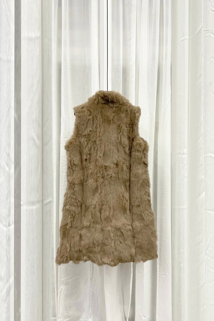 CHALECO LARGO DE PELO DE CONEJO CON CUELLO ALTO Y CIERRE OCULTO,COLOR CAMEL PC-LLL5799-03
