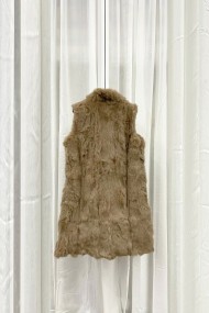 CHALECO LARGO DE PELO DE CONEJO CON CUELLO ALTO Y CIERRE OCULTO,COLOR CAMEL PC-LLL5799-03