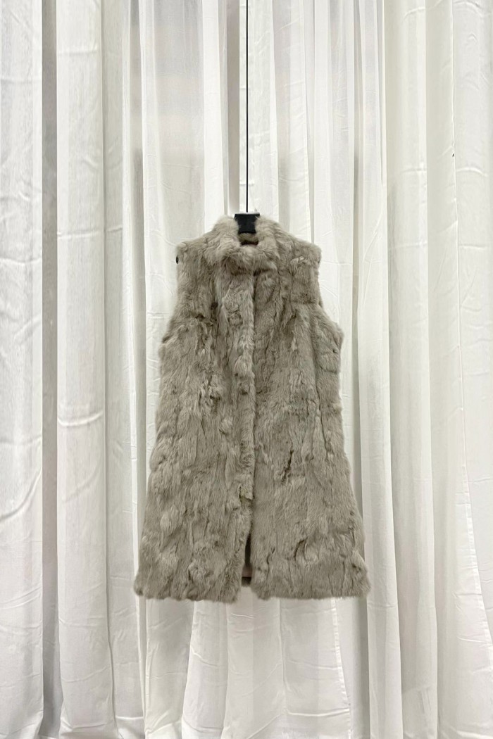 CHALECO LARGO DE PELO DE CONEJO CON CUELLO ALTO Y CIERRE OCULTO,COLOR GRIS CLARITO PC-LLL5799-12