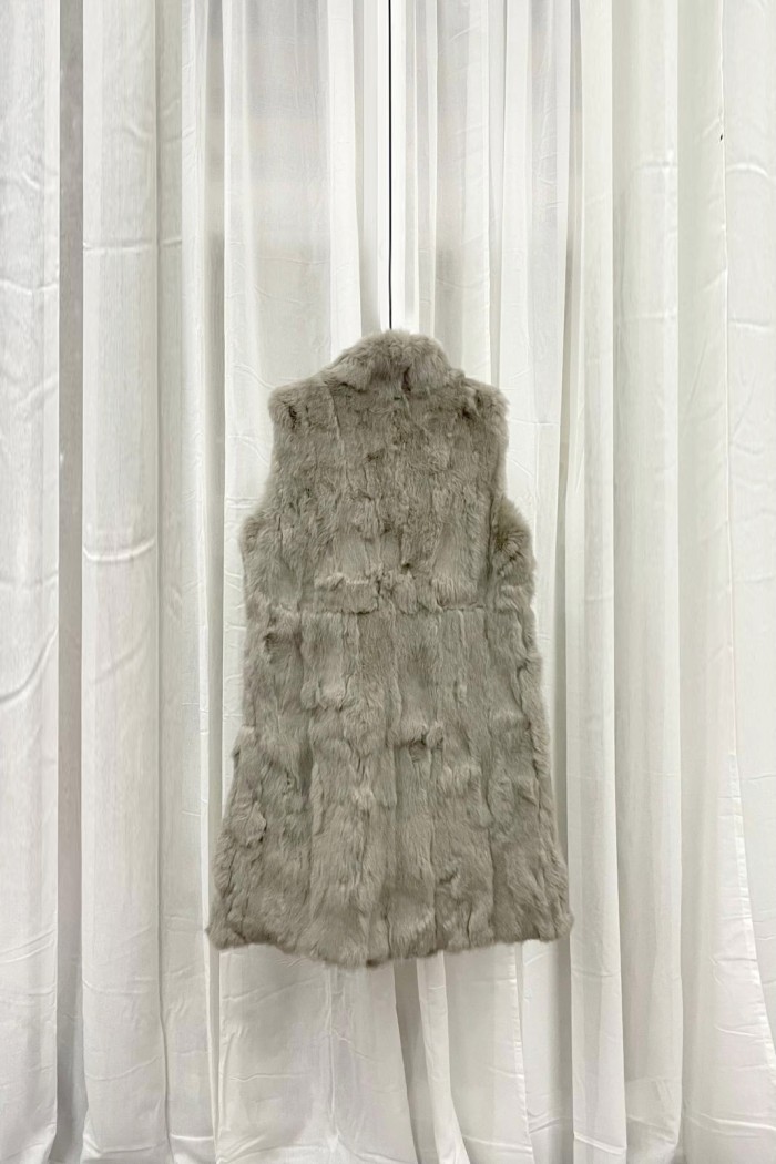 CHALECO LARGO DE PELO DE CONEJO CON CUELLO ALTO Y CIERRE OCULTO,COLOR GRIS CLARITO PC-LLL5799-12
