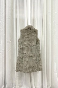 CHALECO LARGO DE PELO DE CONEJO CON CUELLO ALTO Y CIERRE OCULTO,COLOR GRIS CLARITO PC-LLL5799-12