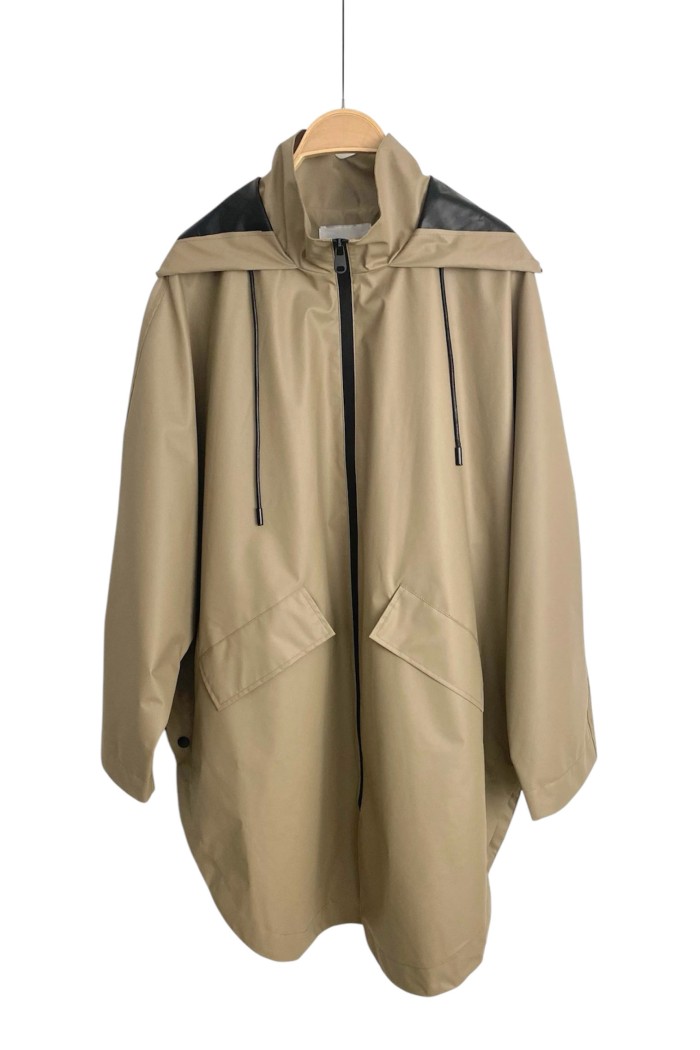 CAPA IMPERMEABLE CON CAPUCHA – ESTILO PONCHO, LIGERA Y PRÁCTICA FR-K3529 BEIGE