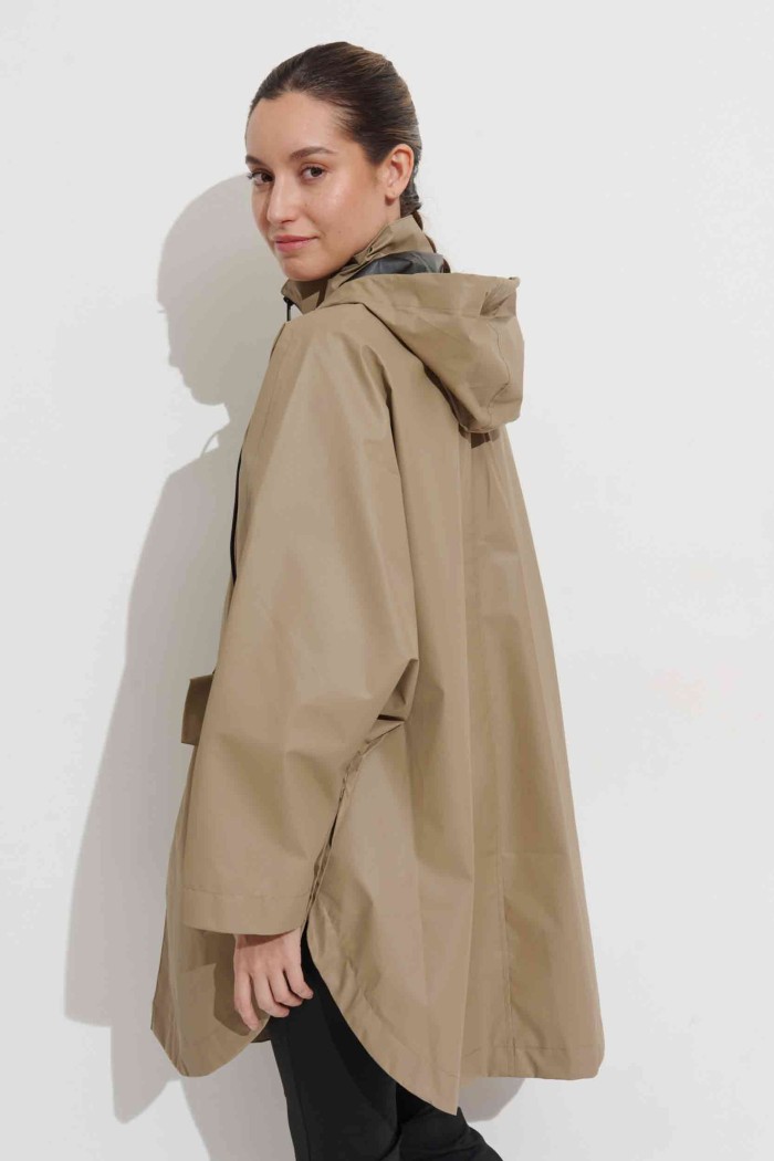 CAPA IMPERMEABLE CON CAPUCHA – ESTILO PONCHO, LIGERA Y PRÁCTICA FR-K3529 BEIGE