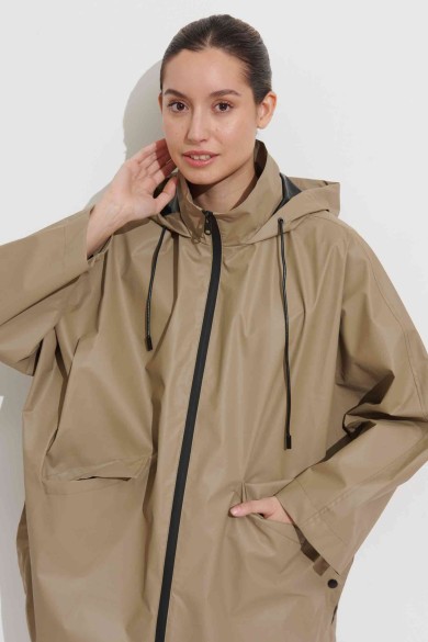 CAPA IMPERMEABLE CON CAPUCHA – ESTILO PONCHO, LIGERA Y PRÁCTICA FR-K3529 BEIGE