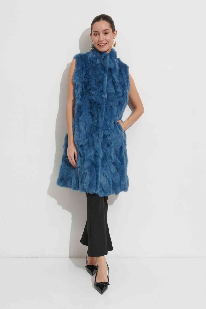 CHALECO LARGO DE PELO DE CONEJO CON CUELLO ALTO Y CIERRE OCULTO,COLOR TURQUESA  PC-LLL5799-02