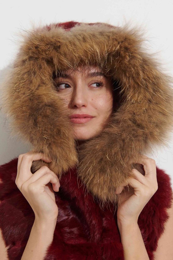 CHALECO CORTO CON CAPUCHA DE PELO DE CONEJO Y PELO DE MARMOTA PC-LLL5434-04