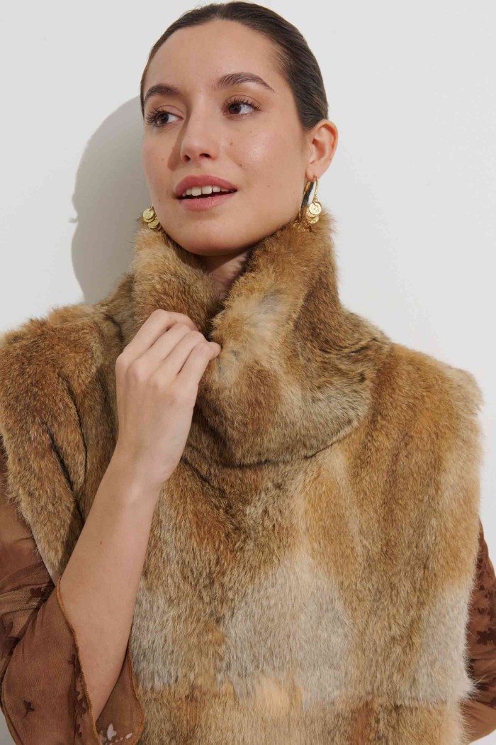 CHALECO DE PELO DE CONEJO CON CUELLO ALTO PC-LLL5893