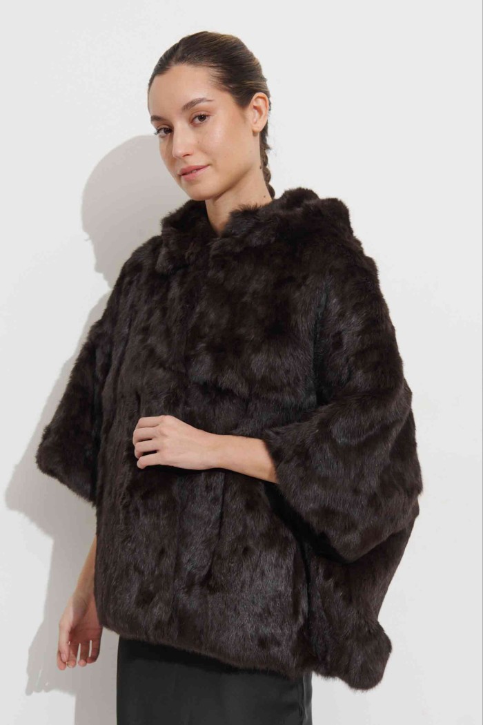 CHAQUETA CORTA CON CAPUCHA DE PELO DE CONEJO PC-LLL5897
