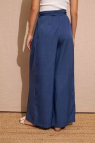 PANTALÓN PALAZZO AZUL CON DETALLE DE FLOR EN CINTURA FBZMA1588