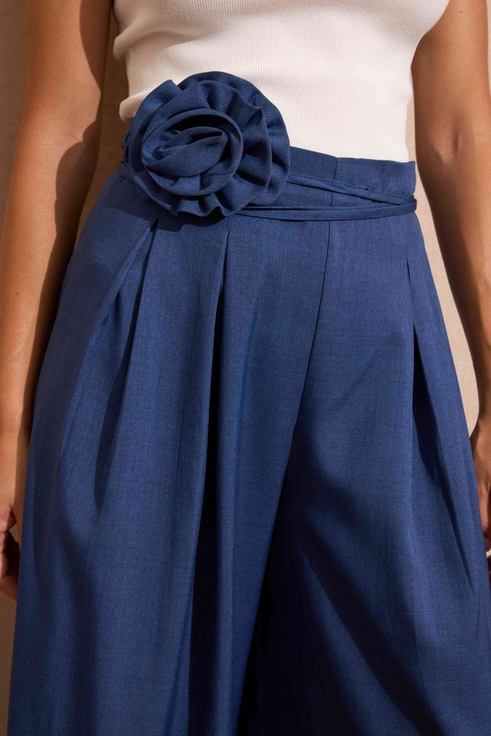 PANTALÓN PALAZZO AZUL CON DETALLE DE FLOR EN CINTURA FBZMA1588
