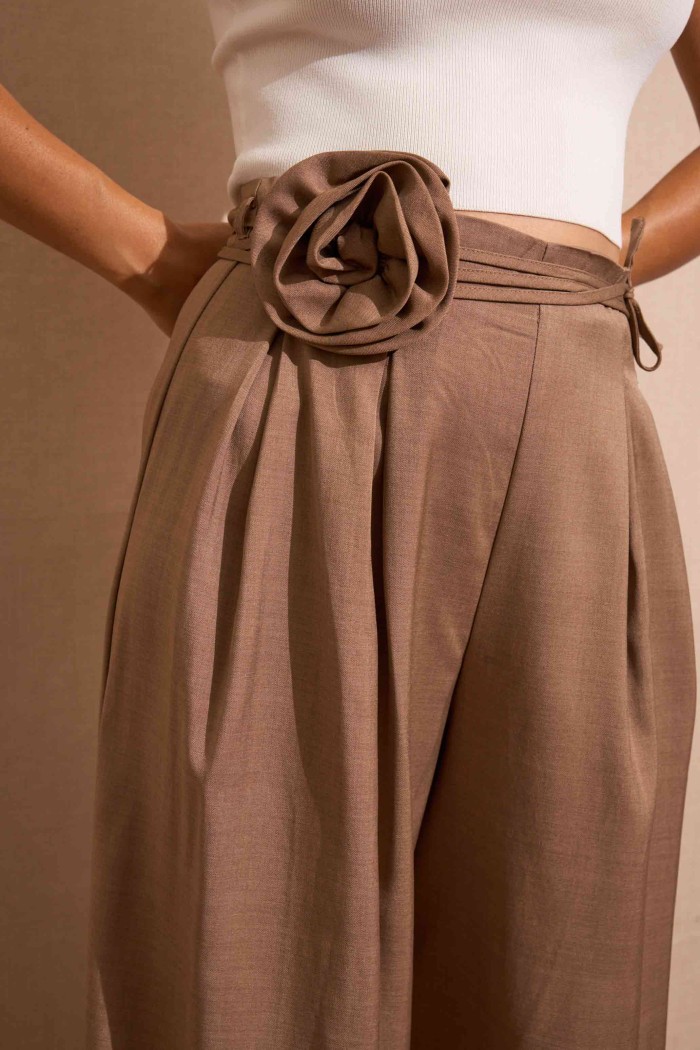 PANTALÓN PALAZZO MARRÓN CON DETALLE DE FLOR EN LA CINTURA FBZMA1589
