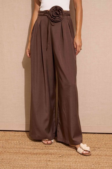 PANTALÓN PALAZZO CHOCOLATE CON CINTURÓN FLORAL FBZMA1590