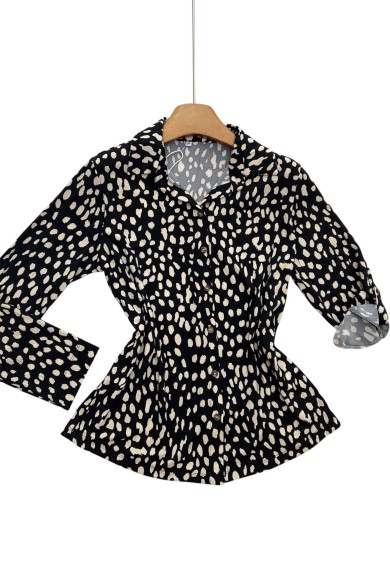 BLUSA NEGRA CON ESTAMPADO DE MANCHAS BEIGE Y MANGA LARGA TY-L39054