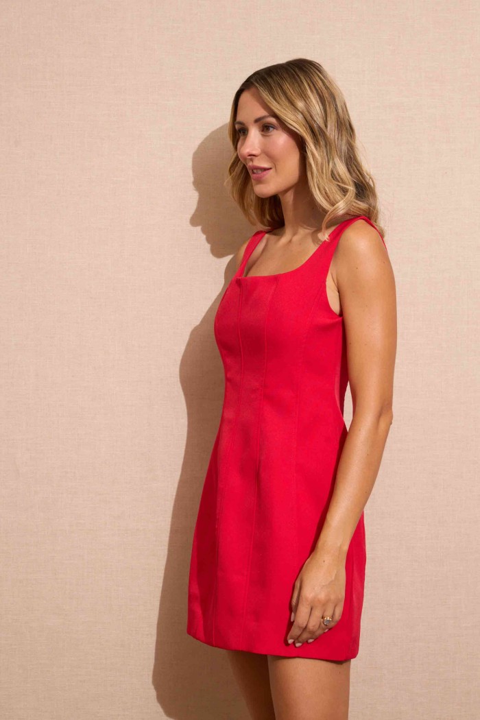 VESTIDO ROJO CORTO CON ESCOTE CUADRADO Y TIRANTES ANCHOS FBZMA1378