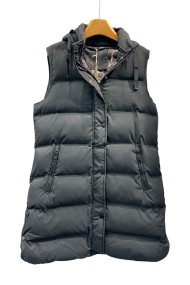 CHALECO ACOLCHADO SIN MANGAS CON CAPUCHA NEGRO TY-Z56009