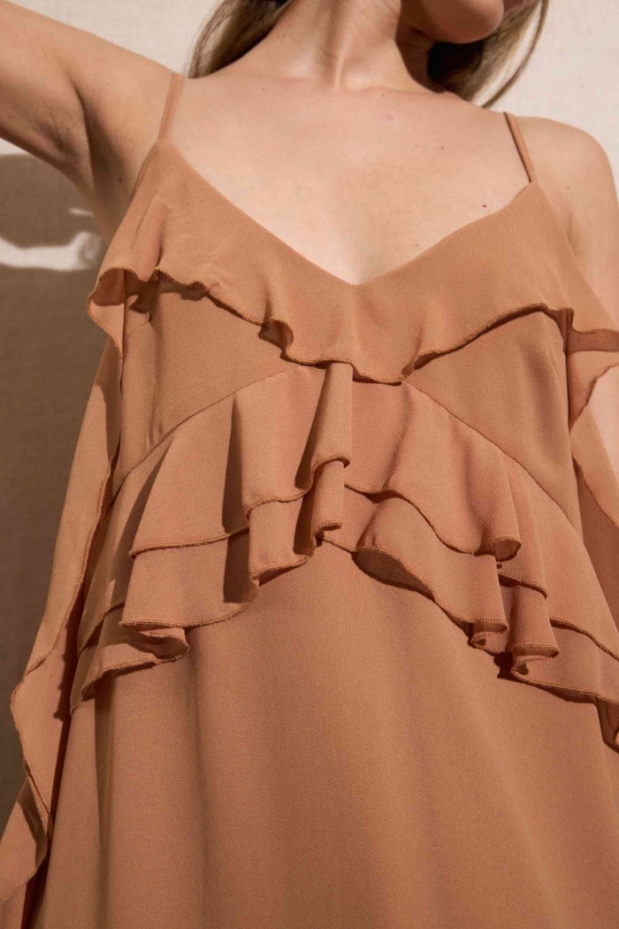 VESTIDO CORTO DE TIRANTES CON VOLANTES ASIMÉTRICOS COLOR CAMEL FBZMR22309