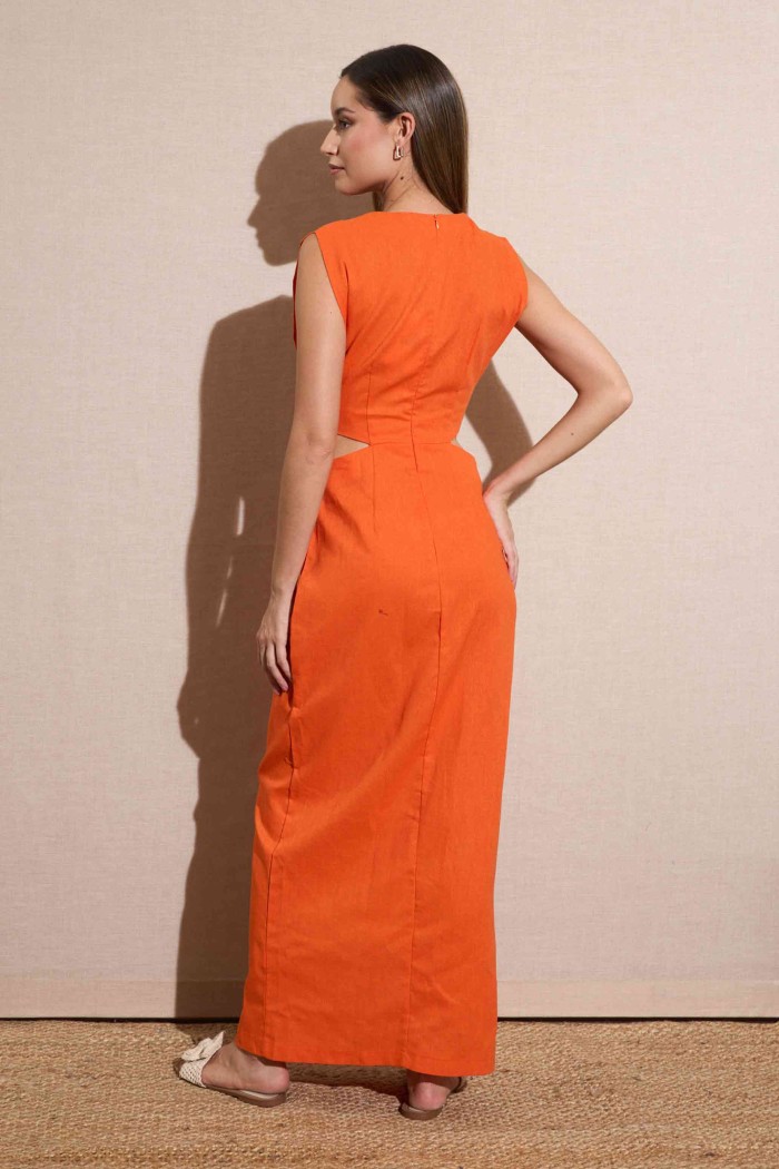 VESTIDO LARGO SIN MANGAS CON CORTE LATERAL Y ARO DECORATIVO COLOR NARANJA FBZMR22281