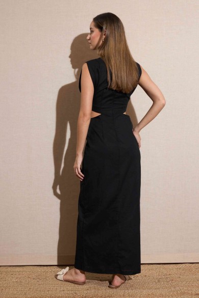 VESTIDO LARGO SIN MANGAS CON CORTE LATERAL Y ARO DECORATIVO COLOR NEGRO FBZMR22197
