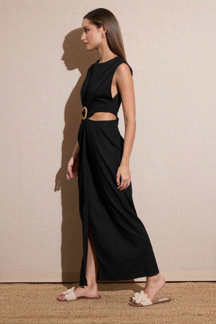 VESTIDO LARGO SIN MANGAS CON CORTE LATERAL Y ARO DECORATIVO COLOR NEGRO FBZMR22197