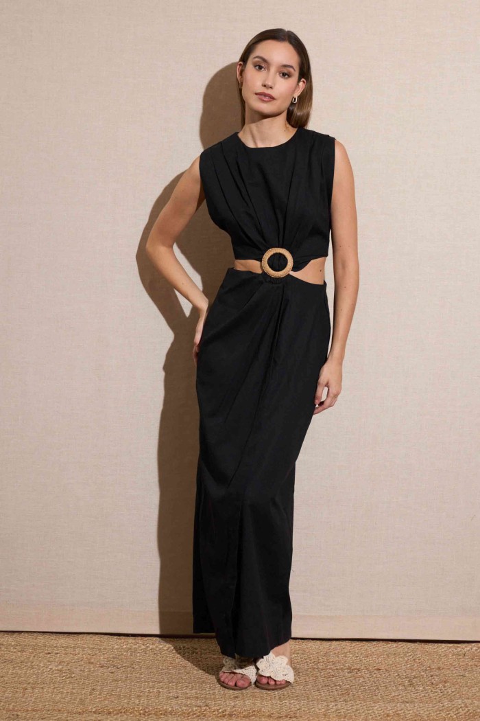 VESTIDO LARGO SIN MANGAS CON CORTE LATERAL Y ARO DECORATIVO COLOR NEGRO FBZMR22197