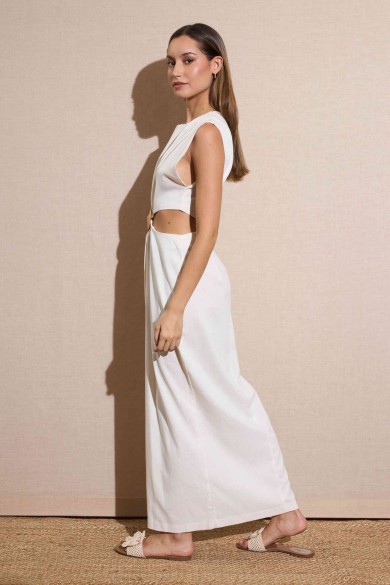 VESTIDO LARGO SIN MANGAS CON CORTE LATERAL Y ARO DECORATIVO COLOR CRUDO
