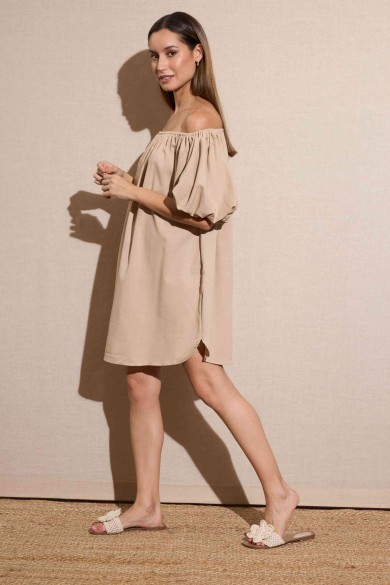 VESTIDO CORTO CON ESCOTE BARCO Y MANGAS ABULLONADAS COLOR ARENA FBZMR22198