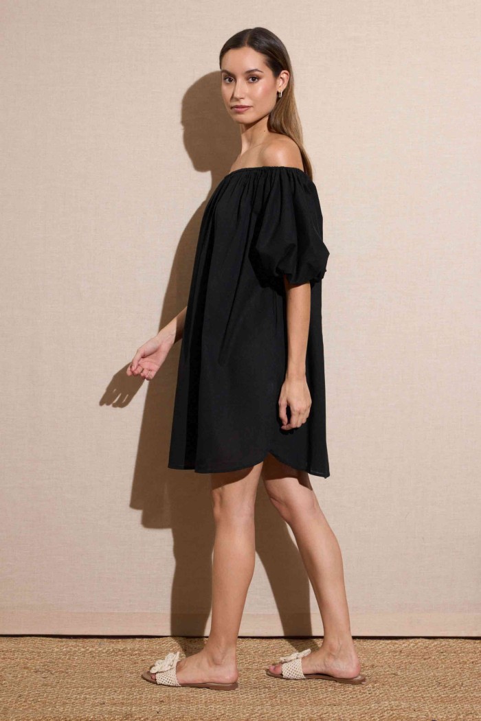 VESTIDO CORTO CON ESCOTE BARCO Y MANGAS ABULLONADAS COLOR NEGRO FBZMR22199