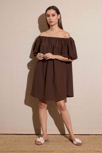 VESTIDO CORTO CON ESCOTE BARCO Y MANGAS ABULLONADAS COLOR CHOCOLATE FBZMR22201