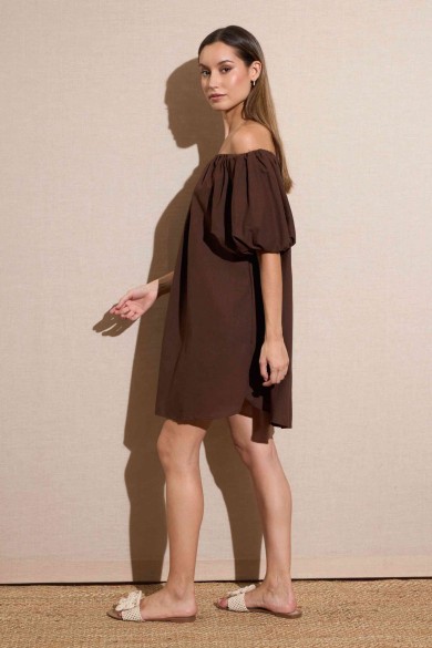 VESTIDO CORTO CON ESCOTE BARCO Y MANGAS ABULLONADAS COLOR CHOCOLATE FBZMR22201