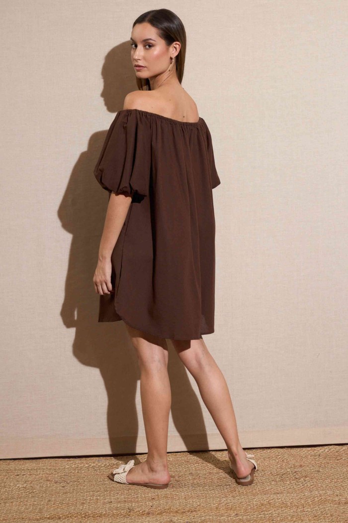 VESTIDO CORTO CON ESCOTE BARCO Y MANGAS ABULLONADAS COLOR CHOCOLATE FBZMR22201