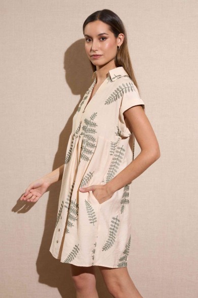 VESTIDO CORTO CON BOTONES Y ESTAMPADO DE HOJAS BEIGE CON VERDE FBZMR22316