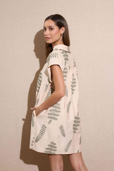 VESTIDO CORTO CON BOTONES Y ESTAMPADO DE HOJAS BEIGE CON VERDE FBZMR22316