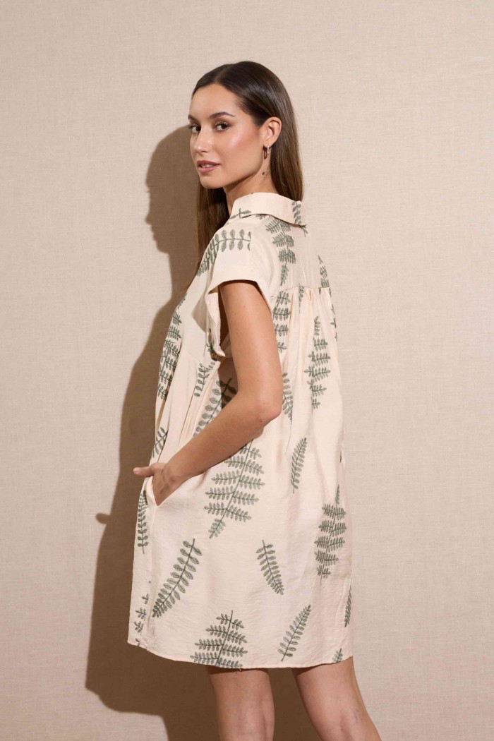VESTIDO CORTO CON BOTONES Y ESTAMPADO DE HOJAS BEIGE CON VERDE FBZMR22316