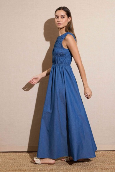 VESTIDO LARGO SIN MANGAS CON CUERPO FRUNCIDO DENIM AZUL FBZMR22110