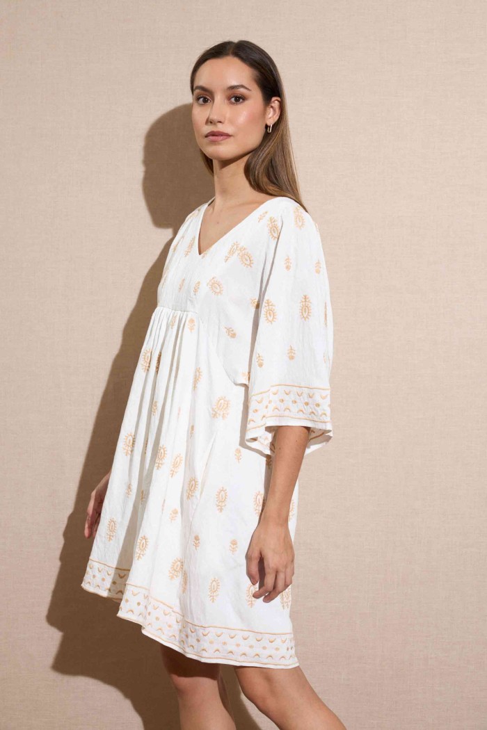 VESTIDO CORTO BORDADO CON MANGAS AMPLIAS BLANCO FBZMR22265