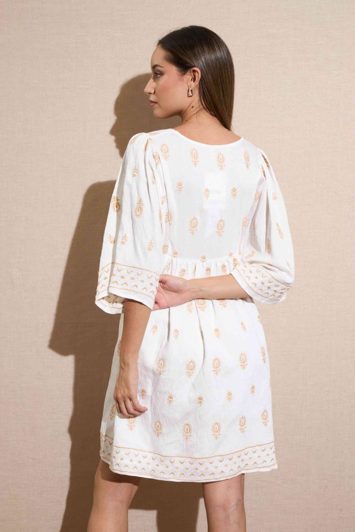 VESTIDO CORTO BORDADO CON MANGAS AMPLIAS BLANCO FBZMR22265