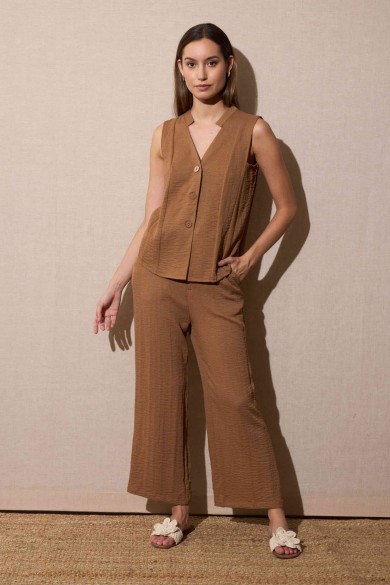 CONJUNTO SIN MANGAS CAMISA YPANTALÓN COLOR CAMEL FBZMR22331 22332