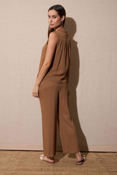 CONJUNTO SIN MANGAS CAMISA YPANTALÓN COLOR CAMEL FBZMR22331 22332