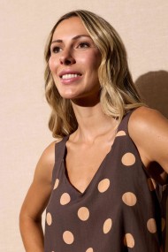 TOP SIN MANGAS MARRÓN CON LUNARES BEIGE FBZMR22381