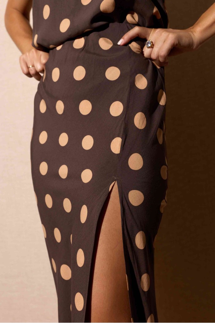 FALDA MARRÓN CON LUNARES BEIGE Y ABERTURA DELANTERA FBZMR22384