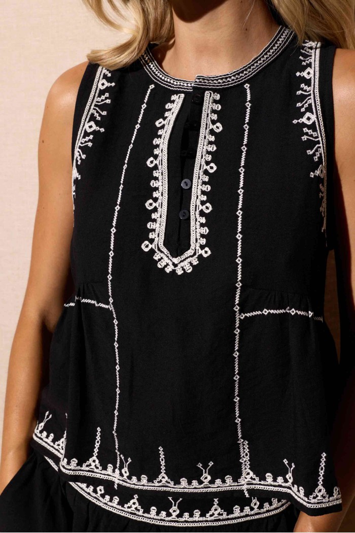 CONJUNTO NEGRO DE ALGODÓN CON BORDADO BLANCO TOP SHORT FBZMR22237/22240