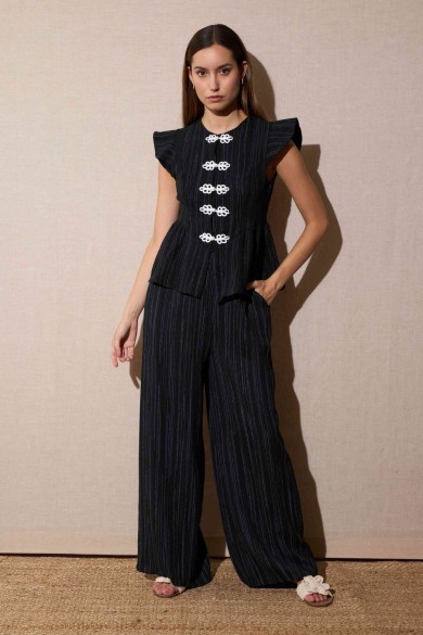 CONJUNTO NEGRO DE CHAQUETA CON BOTONES CHINOS Y PANTALÓN ANCHO FBZMR22163/22160