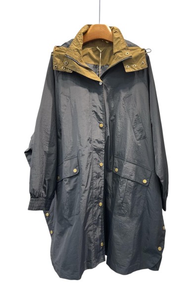PARKA LIGERA IMPERMEABLE BICOLOR CON CAPUCHA Y BOTONES A CONTRASTE TY-Z56532