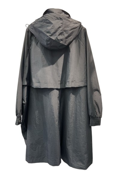 PARKA LIGERA IMPERMEABLE BICOLOR CON CAPUCHA Y BOTONES A CONTRASTE TY-Z56532