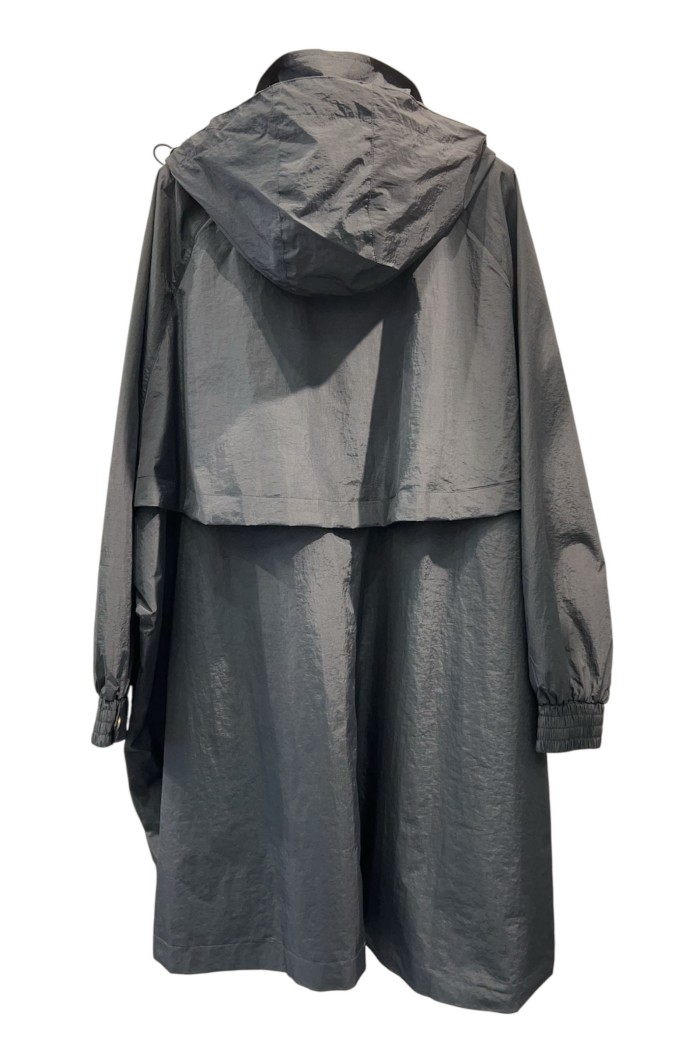 PARKA LIGERA IMPERMEABLE BICOLOR CON CAPUCHA Y BOTONES A CONTRASTE TY-Z56532