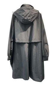 PARKA LIGERA IMPERMEABLE BICOLOR CON CAPUCHA Y BOTONES A CONTRASTE TY-Z56532
