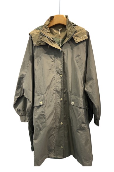 PARKA LIGERA VERDE KAKI CON CAPUCHA Y BOLSILLOS GRANDES TY-Z56532