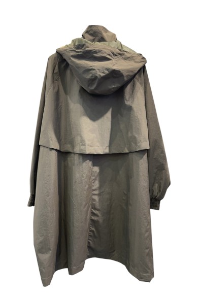 PARKA LIGERA VERDE KAKI CON CAPUCHA Y BOLSILLOS GRANDES TY-Z56532
